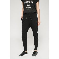 Reebok - Spodnie. Spodnie dresowe marki Reebok. W wyprzedaży za 219.90 zł.