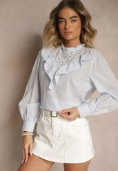 Niebieska Bluzka z Bawełny Zdobiona Ażurowym Haftem i Falbaną Nevole. Niebieskie bluzki Renee, m, z aplikacjami, z bawełny, eleganckie, bez kołnierzyka, bez ramiączek. W wyprzedaży za 39.99 zł.
