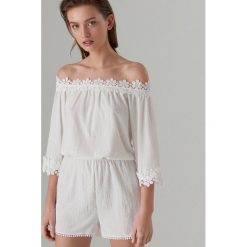 Kreszowany kombinezon z koronkową lamówką - Kremowy. Kombinezony marki Mohito. Za 119.99 zł.