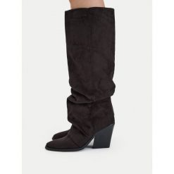 Kozaki DeeZee. Brązowe kozaki DeeZee, bez wzorów, bez obcasa, na słupku, bez zapięcia. Za 249.99 zł.