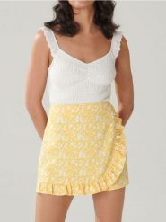 Bluzka z marszczeniem i koronkowymi ramiączkami - kremowy. Białe bluzki Sinsay, l, bez wzorów, z koronki, bez kołnierzyka, bez ramiączek. Za 19.99 zł.