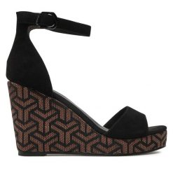 Sandały Tamaris. Czarne sandały Tamaris, bez wzorów, bez obcasa, na koturnie, bez zapięcia. Za 249.99 zł.