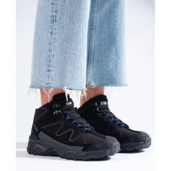 Sportowe buty trekkingowe damskie z wysoką cholewką DK czarne. Czarne buty trekkingowe z materiału, przed kolano, bez zapięcia. Za 227.37 zł.