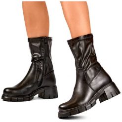 Botki damskie workery z elastyczną podeszwą czarne 24-11308B. Czarne botki marka niezdefiniowana, bez wzorów, ze skóry ekologicznej, eleganckie, bez obcasa, bez zapięcia. Za 223.99 zł.