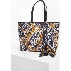 Torebka VERSACE JEANS COUTURE. Czarne torebki klasyczne Versace Jeans Couture, bez wzorów, z jeansu, pikowane, bez dodatków. W wyprzedaży za 608.30 zł.