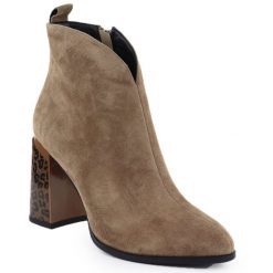 Botki damskie zamszowe na ozdobnym obcasie khaki Gino Fabiani 9210. Brązowe botki Jezzi, bez wzorów, ze skóry, eleganckie, bez obcasa, na obcasie, bez zapięcia. Za 299.99 zł.