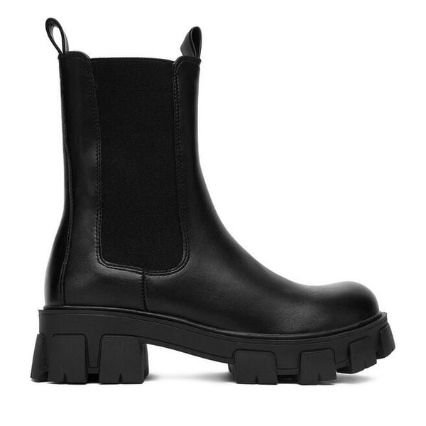 Sztyblety DeeZee. Czarne botki DeeZee, bez wzorów, bez obcasa, na płaskiej podeszwie, bez zapięcia. Za 199.99 zł.