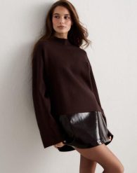 Damski sweter z długim rękawem, regularny krój Perfect Knit czekoladowy. Brązowe swetry AIM'N, l, bez wzorów, z dzianiny, eleganckie, bez ramiączek. Za 275.50 zł.