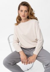 Gładki, luźny sweter S-MARI. Białe swetry Volcano, m, bez wzorów, z dzianiny, eleganckie, bez ramiączek. Za 129.99 zł.