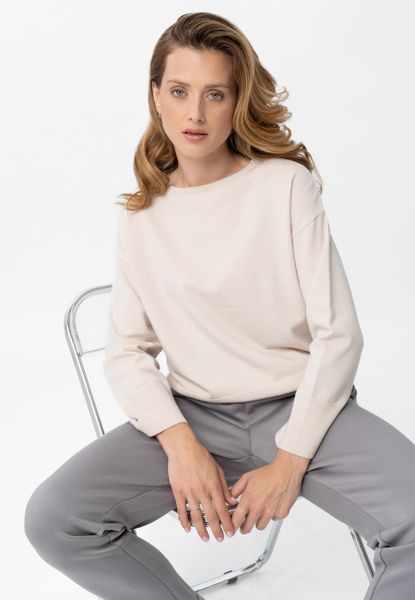 Gładki, luźny sweter S-MARI. Białe swetry Volcano, m, bez wzorów, z dzianiny, eleganckie, bez ramiączek. Za 129.99 zł.