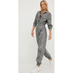 Guess kombinezon kolor szary. Szare kombinezony Guess, l, z aplikacjami, z tkaniny, bez kołnierzyka, bez ramiączek. Za 689.99 zł.