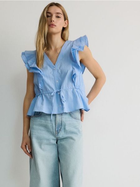 Bluzka z falbanami - niebieski. Niebieskie bluzki Reserved, l, bez wzorów, z bawełny, bez kołnierzyka, bez ramiączek. W wyprzedaży za 49.99 zł.