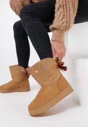 Ciemnobeżowe Śniegowce Stikine. Brązowe śniegowce Born2be, bez wzorów, z futra, za kostkę, bez zapięcia. Za 69.99 zł.