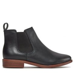 Sztyblety Clarks. Czarne botki Clarks, bez wzorów, bez obcasa, na płaskiej podeszwie, bez zapięcia. Za 239.99 zł.