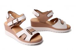 Artiker Relaks 58C0314 BEIGE/APRICOT, sandały damskie. Brązowe sandały Artiker Relaks, bez wzorów, bez obcasa, na koturnie, bez zapięcia. Za 239.90 zł.