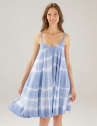 Cieniowana sukienka mini. Niebieskie sukienki Unisono, l, bez wzorów, z tkaniny, bez kołnierzyka, bez ramiączek, mini, rozkloszowane. Za 129.00 zł.