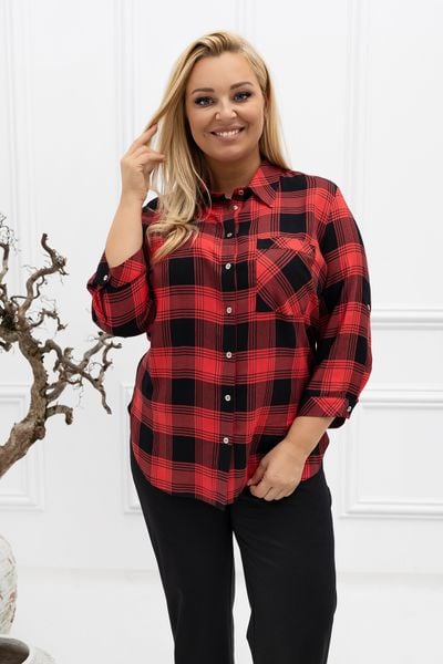Klasyczna elegancka koszula Violet w czarno-czerwoną kratkę PLUS SIZE XXL. Czarne koszule Nasi partnerzy, plus size, bez wzorów, z jeansu, biznesowe, bez kołnierzyka, plus size, bez ramiączek. Za 199.90 zł.