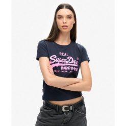 Dopasowana koszulka graficzna Neon Vl. Niebieskie t-shirty sportowe Superdry, bez wzorów, bez ramiączek. W wyprzedaży za 169.00 zł.