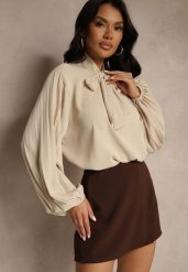 Beżowa Bluzka Ozdobiona Wiązaniem i Plisowanymi Rękawami Jenowena. Brązowe bluzki Renee, bez wzorów, z jeansu, eleganckie, bez kołnierzyka, bez ramiączek. W wyprzedaży za 67.99 zł.