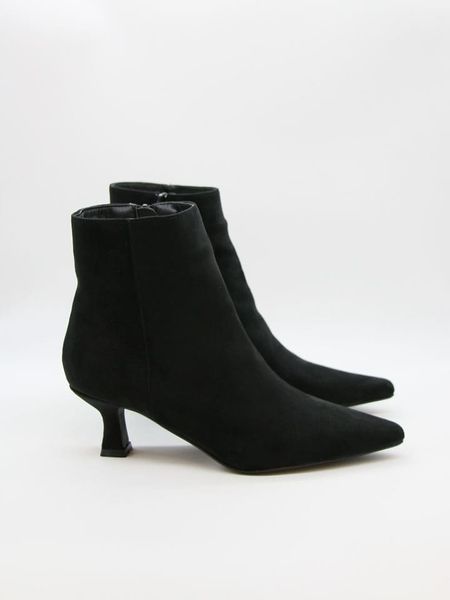 Bellucci Botki w kolorze czarnym rozmiar: 39. Czarne botki Bellucci, bez wzorów, eleganckie, bez obcasa, na szpilce, bez zapięcia. Za 169.95 zł.
