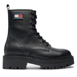 Trapery Tommy Jeans. Czarne traperki Tommy Jeans, bez wzorów, z jeansu, bez obcasa, bez zapięcia. Za 799.99 zł.