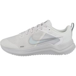 Tenisówki Nike Model Downshifter 12 Womens Kolor Biały. Białe trampki Nike, bez wzorów, z materiału, sportowe, bez zapięcia. Za 353.00 zł.