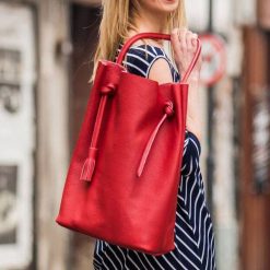 Shopperka skórzana Look made with Love Paris Look 5552 czerwona. Czerwone torebki klasyczne Look made with Love, z aplikacjami, ze skóry, bez dodatków. Za 399.99 zł.