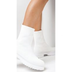 Białe Botki z Elastyczną Cholewką Iolaea. Białe botki Born2be, bez wzorów, z materiału, eleganckie, przed kostkę, bez obcasa, na płaskiej podeszwie, bez zapięcia. W wyprzedaży za 111.99 zł.