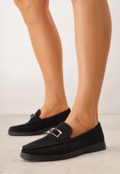 Czarne Mokasyny Ozdobione Metaliczną Klamrą Murielori. Czarne mokasyny Renee, bez wzorów, z jeansu. Za 119.99 zł.