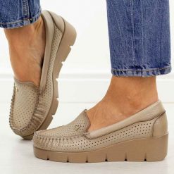 Beżowe skórzane mokasyny damskie Vinceza 39989. Brązowe mokasyny VINCEZA, z aplikacjami, z jeansu, z okrągłym noskiem. Za 219.00 zł.