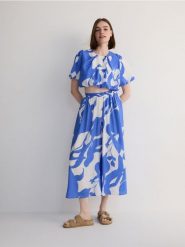 Krótka bluzka z modalu - niebieski. Niebieskie bluzki Reserved, l, bez wzorów, z tkaniny, bez kołnierzyka, bez ramiączek. W wyprzedaży za 39.99 zł.