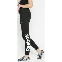 Reebok - Spodnie. Spodnie dresowe marki Reebok. W wyprzedaży za 129.90 zł.