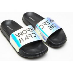 Klapki z efektem holo - Wielobarwny. Klapki marki Cropp. Za 49.99 zł.