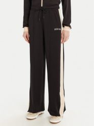 Guess Spodnie dresowe V5RB00 KCO72 Brązowy Regular Fit. Brązowe spodnie dresowe Guess, z aplikacjami, z dresówki. Za 259.99 zł.