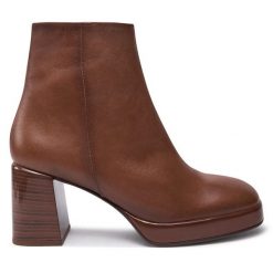Botki Hispanitas. Brązowe botki Hispanitas, bez wzorów, bez obcasa, na słupku, bez zapięcia. Za 559.99 zł.