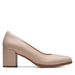 Półbuty Clarks. Brązowe półbuty wsuwane Clarks, bez wzorów, bez obcasa, na obcasie. Za 359.99 zł.