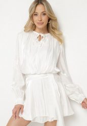 Biała Wiskozowa Sukienka Ozdobiona Wiązaniem i Falbanką Rallio. Białe sukienki Born2be, na co dzień, l, z aplikacjami, z jeansu, eleganckie, bez kołnierzyka, bez ramiączek, mini, proste. W wyprzedaży za 127.49 zł.