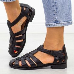 Czarne skórzane sandały damskie T.Sokolski 561. Czarne sandały Sokolski, bez wzorów, z jeansu, biznesowe, bez obcasa, na płaskiej podeszwie, bez zapięcia. Za 269.00 zł.