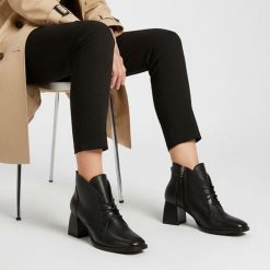 Botki damskie Armodo, eleganckie na klocku skórzane licowe i zapinane na zamek, czarne Baflo, 1670. Czarne botki Armodo, bez wzorów, z jeansu, eleganckie, bez obcasa, na obcasie, bez zapięcia. Za 379.00 zł.