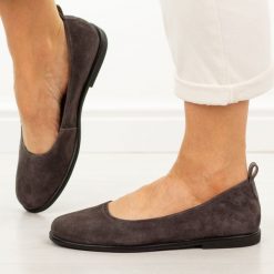 Brązowe skórzane baleriny damskie Filippo Dp7741/26. Brązowe baleriny Filippo, bez wzorów, z jeansu, casualowe, z okrągłym noskiem, bez obcasa, na płaskiej podeszwie, bez zapięcia. Za 219.00 zł.