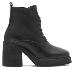 Trzewiki Lasocki. Czarne botki Lasocki, bez wzorów, bez obcasa, na słupku, bez zapięcia. Za 229.99 zł.