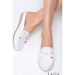 Białe Klapki Bompton. Czółenka marki Born2be. Za 79.99 zł.