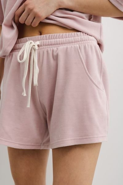 Szorty welurowe w kolorze DUSTY PINK - PETREY. Czerwone szorty sportowe Marsala, bez wzorów, z bawełny. W wyprzedaży za 44.97 zł.