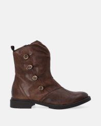 BRĄZOWE BOTKI Z DEKORACYJNYMI GUZIKAMI F015LEBROBB040. Brązowe botki Venezia, bez wzorów, ze skóry, bez obcasa, bez zapięcia. Za 689.00 zł.