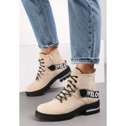 Beżowe Botki Zoette. Brązowe botki Renee, bez wzorów, z okrągłym noskiem, bez obcasa, na płaskiej podeszwie, bez zapięcia. W wyprzedaży za 175.99 zł.
