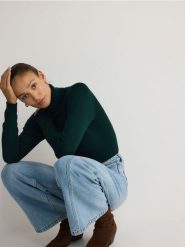 Golf z wiskozą - ciemnozielony. Zielone swetry Reserved, l, bez wzorów, z dzianiny, bez ramiączek. W wyprzedaży za 69.99 zł.