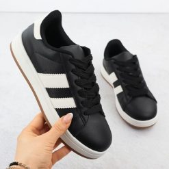 Półbuty sportowe damskie czarne NEWS 8233. Czarne buty sportowe lifestyle NEWS, bez wzorów, ze skóry ekologicznej, sportowe, bez zapięcia. Za 67.50 zł.