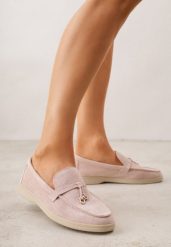 Różowe Mokasyny z Imitacji Zamszu z Ozdobnym Przeszyciem i Zawieszką Veleyra. Czerwone mokasyny Born2be, bez wzorów, z jeansu. Za 99.99 zł.