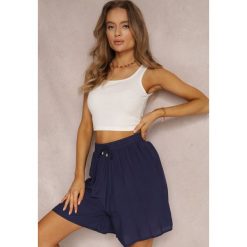 Granatowe Szorty Hyrlyn. Niebieskie szorty Renee, bez wzorów, z tkaniny, wakacyjne. W wyprzedaży za 29.99 zł.