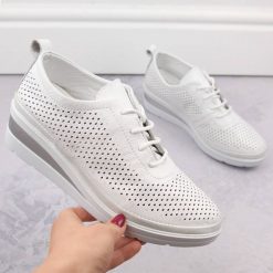 Skórzane półbuty damskie sportowe na koturnie ażurowe białe T.Sokolski W26-150. Białe półbuty wsuwane T.Sokolski, w ażurowe wzory, ze skóry, sportowe, bez obcasa, na koturnie. Za 319.99 zł.